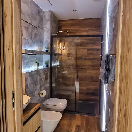 Luxury Seveeu شقة *